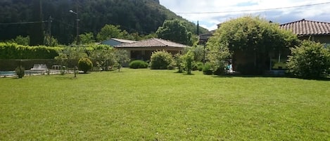 Vue d'ensemble
sur la gauche annexe à droite bâtiment principal
