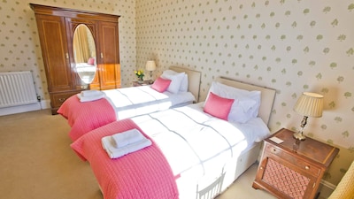 Beautiful 2-bedroomed 1800s apartment in fabulous central Edinburgh - sleeps 4