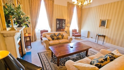 Beautiful 2-bedroomed 1800s apartment in fabulous central Edinburgh - sleeps 4