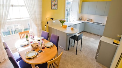 Beautiful 2-bedroomed 1800s apartment in fabulous central Edinburgh - sleeps 4