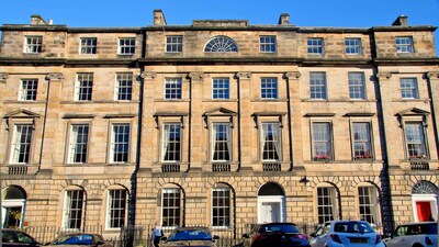 Beautiful 2-bedroomed 1800s apartment in fabulous central Edinburgh - sleeps 4