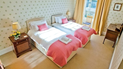 Beautiful 2-bedroomed 1800s apartment in fabulous central Edinburgh - sleeps 4