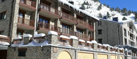 Xalet Sauc en hiver appartements avec grande terrasse (1er étage)