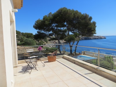 4 bedroom villa with stunning views of the sea and swimming pool