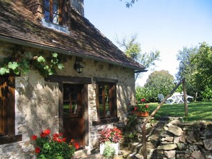 front of cottage and steps to garden