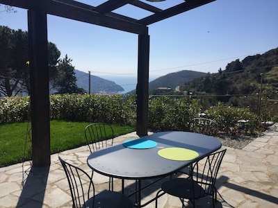 Nido romántico con vista al mar. Casa de piedra típica con jardín cerca de Cinque Terre.