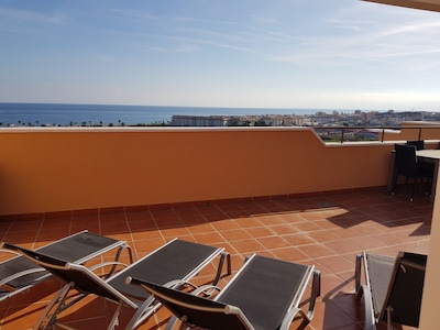 Impresionante Ático Apartamento Vistas al mar y en primera línea del campo de golf