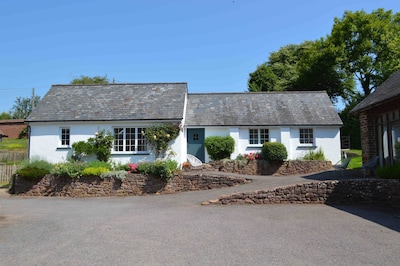 Beautiful Devon Cottage near Exeter with easy access to the moors & coast 