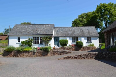 Beautiful Devon Cottage near Exeter with easy access to the moors & coast 