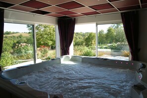 Spa with beautiful view of the garden and valley. Towels included.