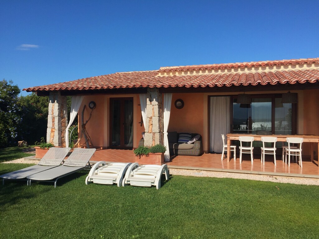 Ferienhaus mit grossem Garten und Veranda, direkt am Strand mit
