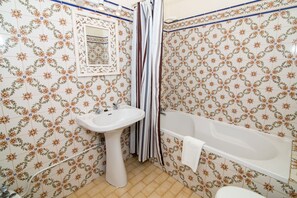 En-suite for main bedroom