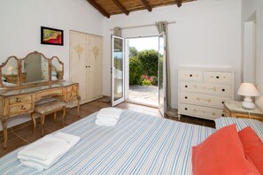 Main en-suite bedroom with doors leading to terrace