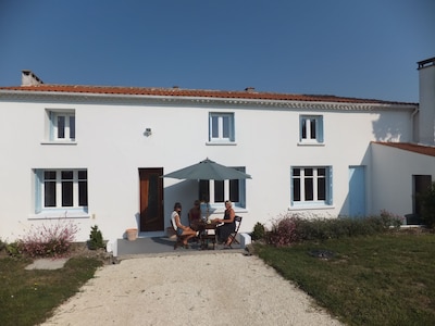 Großes Haus Zwischen Talmont Und Mortagne Sur Gironde Mit Ansichten über Estuary