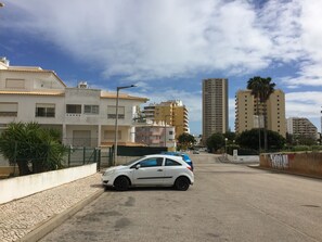 Photo prise à l'entrée de la residence, au fond c'est  la plage