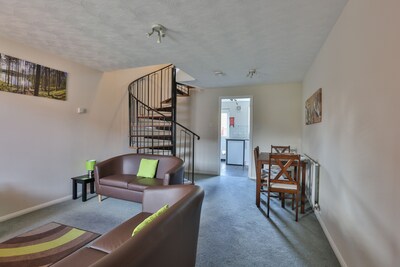 Elm Lodge - A Nice Modern 2 Bedroom House in Swindon 