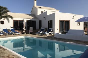 Private - Secluded - 3 en-suite Bedrooms - Large Heated Pool - Wi-Fi - Air/Con.