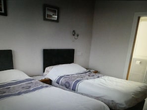 twin bedded room with en-suite
