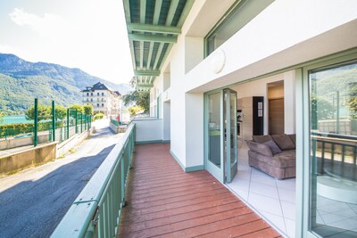 "Modern Loft" with view/private access to Annecy Lake
