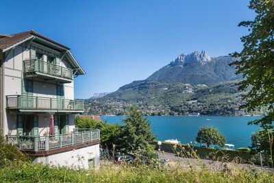 "Modern Loft" with view/private access to Annecy Lake