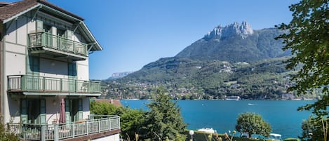 Residence facing Annecy Lake