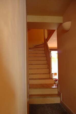 Escaleras al primer piso / Staircase to the 1st floor / Escalier au 1er étage