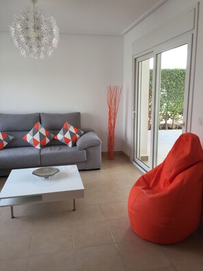 Bright lounge with access to terrace. 