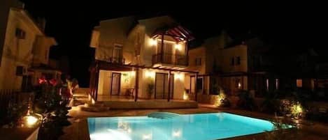 Huzur villa & pool at night