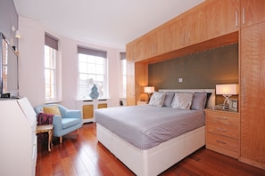 Dormitorio con cama de 150 x 200