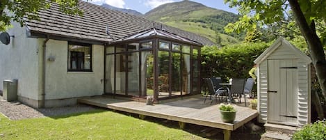 Ardachy Rear Garden with Fab Mountain View!