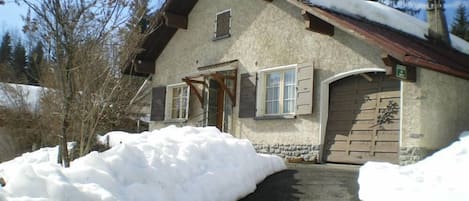 la maison vue du portail en hiver