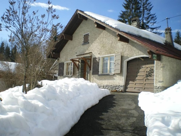 la maison vue du portail en hiver