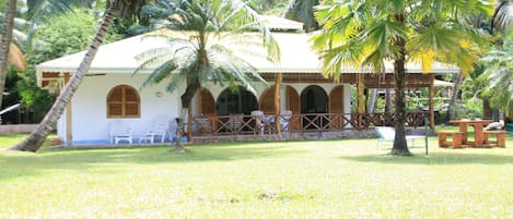 façade principale , vue jardin et mer 