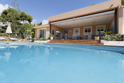 Luxury Villa with Sea views & private GYM