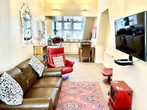 Lounge with view to kitchen & dining area 