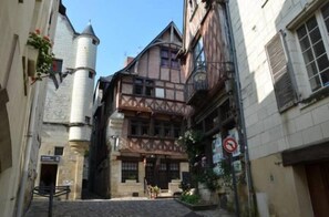 LA MAISON ROUGE vue du grand carroi, carrefour des commerces in middle age