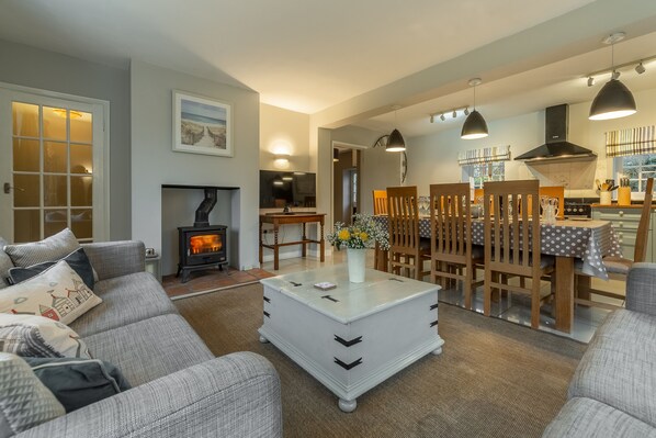 2 Dix Cottages, Thornham: Open-plan living area