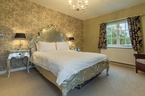 2 Dix Cottages, Thornham: Master bedroom with king-size bed