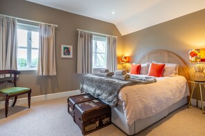 Owl Cottage, Burnham Market: Master bedroom with king-size bed