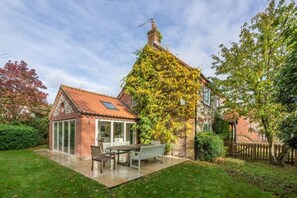 Owl Cottage, Burnham Market:  Enclosed garden with patio area