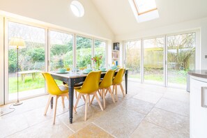 Owl Cottage, Burnham Market: A stunning, extremely spacious kitchen with Foras stone flooring