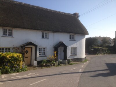 Mit Stroh gedecktes Cottage im Herzen eines ruhigen Dorfes in Cornwall