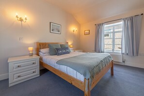 Algerine Cottage, Wells-next-the-Sea: Master bedroom with double bed