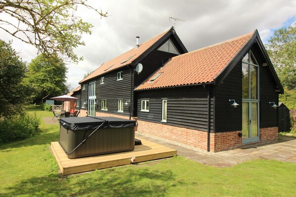 The barn with new Jacuzzi hot tub (Aug '23)