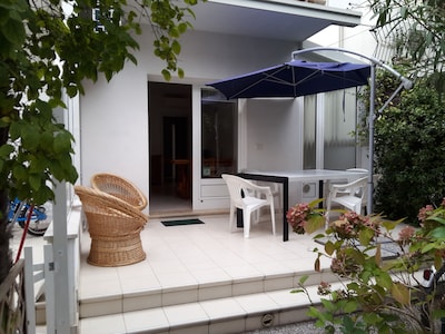 In the center. Apartment with garden and terrace a few meters from the beach