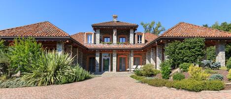 Villa Il Grotto, Verbania Lake Maggiore - NORTHITALY VILLAS vacation villa rent