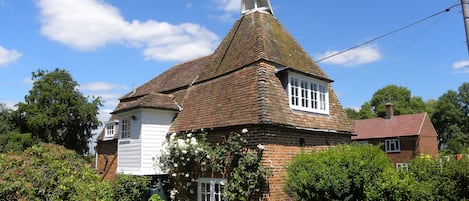 Stone Green Oast - opens onto the enclosed, pet friendly garden