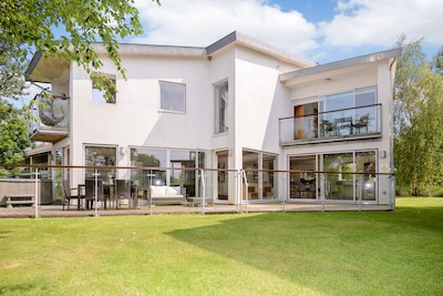 Contemporary Glass Fronted Lakeside Villa, With On-site Luxury Spa & Hot Tub!
