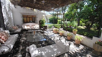 Andalusisches Bauernhaus an der Goldenen Meile mit spektakulärem Garten und Pool.