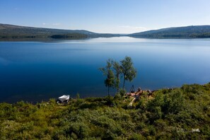 The boat and lake